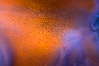 Renkli sıvı boya soyut arka plan. Mavi ve altın renkli akrilik boyalar. Parlak altın parıltılı harmanlama dokusuyla. Makro resim