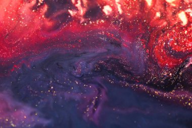 Renkli sıvı boya soyut arka plan. Kırmızı ve mor akrilik boyalar. Parlak altın parıltılı harmanlama dokusuyla. Makro resim