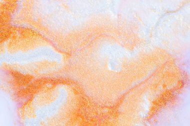 Renkli sıvı boya soyut arka plan. Beyaz ve pembe akrilik boyalar. Parlak altın parıltılı harmanlama dokusuyla. Makro resim