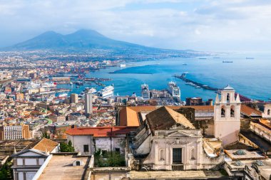 Napoli 'nin panoramik manzarası ve Napoli Körfezi, İtalya. Arka planda Vesuvius volkanı var. Meşhur seyahat yeri.