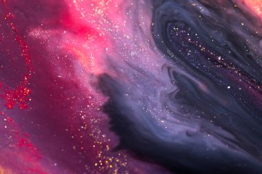 Renkli sıvı boya soyut arka plan. Pembe, mor ve siyah akrilik boyalar. Parlak altın parıltılı harmanlama dokusuyla. Makro resim