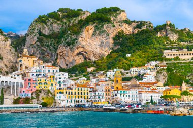 Amalfi Sahili, İtalya. Kayaların üzerinde renkli mimarisi olan Amalfi kasabasının güzel manzarası. Meşhur seyahat yeri