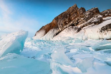 Baykal Gölü 'nde güneş doğarken mavi buz. Kış manzarası. Elenka Kayası Olkhon Adası, Baykal, Sibirya, Rusya yakınlarındaki.
