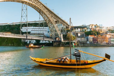 Porto, Portekiz. Douro Nehri üzerindeki I. Luis Köprüsü. Nehirdeki eski geleneksel tekneler. Eski kasabanın manzarası. Meşhur seyahat yeri