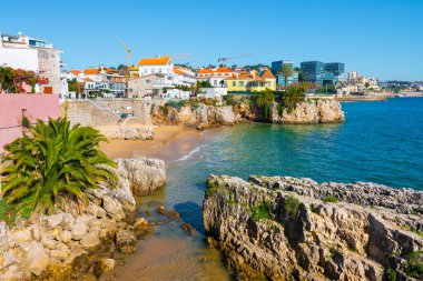 Cascais, Portekiz 'de kayaları olan güzel bir sahil. Güneşli bir günde mavi suyla Atlantik Okyanusu kıyısında. Meşhur seyahat yeri