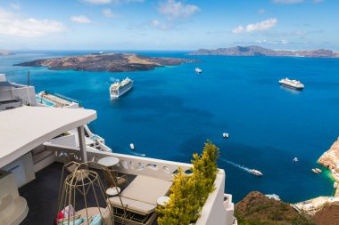 Santorini Adası, Yunanistan 'da beyaz mimari. Mavi deniz ve güneşli bir günde mavi gökyüzü. Seyahat ve tatil kavramı
