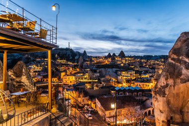 Gece lambalı Goreme kasabası, Kapadokya, Türkiye. Eski mimari ve kaya oluşumlarının görüntüsü. Meşhur seyahat yeri. 