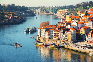 Porto, Portekiz. Gün batımında eski kasaba ve Douro nehrinin panoramik manzarası. Meşhur seyahat yeri