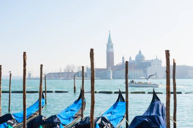 İtalya, Venedik 'te sisli bir sabahta Büyük Kanal' da Gondol. Arka planda San Giorgio Maggiore Katedrali. Meşhur seyahat yeri.