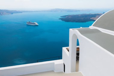 Santorini Adası, Yunanistan 'da beyaz mimari. Sisli bir sabahta deniz manzaralı güzel bir teras. Seyahat ve yaz tatili konsepti
