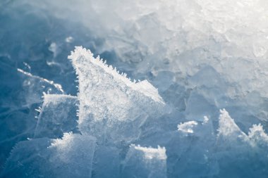 Kışın donmuş göl üzerinde buz kristalleriyle buz kütleleri. Makro görüntü. Soyut kış doğa arkaplanı.