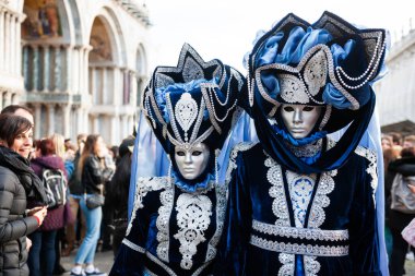 Venedik, İtalya - 15 Şubat 2020: Venedik, İtalya 'da Geleneksel Venedik Karnavalı. Karnavalda maskeler ve renkli kostümler giyen insanlar.