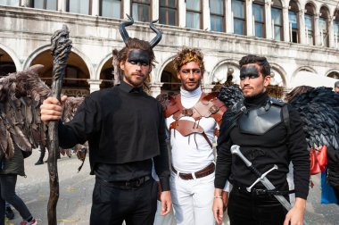 Venedik, İtalya - 16 Şubat 2020: Venedik, İtalya 'da geleneksel Venedik Karnavalı. Karnavalda maskeler ve renkli kostümler giyen insanlar.