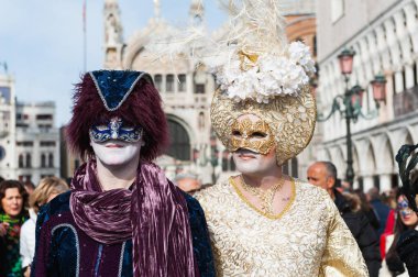 Venedik, İtalya - 16 Şubat 2020: Venedik, İtalya 'da geleneksel Venedik Karnavalı. Karnavalda maskeler ve renkli kostümler giyen insanlar.