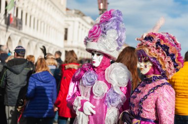 Venedik, İtalya - 15 Şubat 2020: Venedik, İtalya 'da Geleneksel Venedik Karnavalı. Karnavalda maskeler ve renkli kostümler giyen insanlar.
