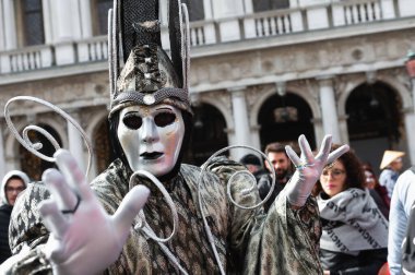 Venedik, İtalya - 16 Şubat 2020: Venedik, İtalya 'da geleneksel Venedik Karnavalı. Karnavalda maskeler ve renkli kostümler giyen insanlar.