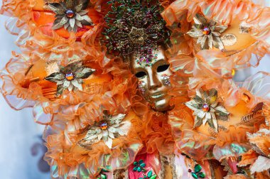 Venedik, İtalya - 16 Şubat 2020: Venedik, İtalya 'da geleneksel Venedik Karnavalı. Karnavalda maskeler ve renkli kostümler giyen insanlar.