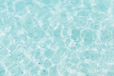 Beyaz kum ve turkuaz berrak suyla güzel bir sahil. Soyut mavi deniz arka planı. Doğa ve yaz tatili kavramı