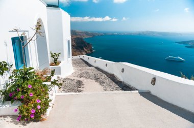 Santorini Adası, Yunanistan 'da beyaz mimari. Mavi deniz ve güneşli bir günde mavi gökyüzü. Seyahat ve tatil kavramı