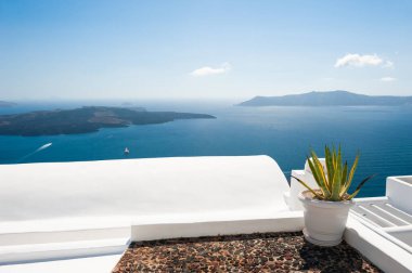 Santorini Adası, Yunanistan 'da beyaz mimari. Güneşli bir günde güzel bir deniz manzarası. Seyahat ve tatil kavramı