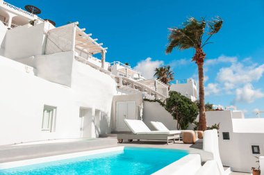 Otelde mavi suyu olan lüks bir yüzme havuzu. Santorini Adası, Yunanistan. Seyahat ve yaz tatili konsepti