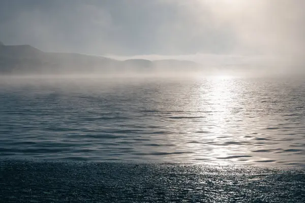 Sisli bir sabahta dağdaki gölde eriyen buzlar. Güzel bahar manzarası. Bannoye Gölü, Bashkortostan, Rusya