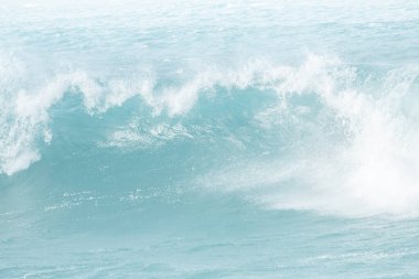 Güneşli bir günde deniz dalgaları. Mavi deniz soyut arka planı. Doğa ve yaz tatili kavramı