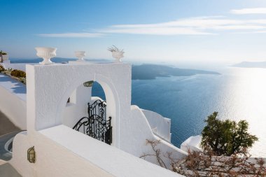 Santorini Adası, Yunanistan 'da beyaz mimari. Mavi deniz ve mavi gökyüzü gün batımında. Seyahat ve tatil kavramı