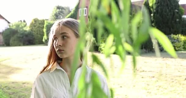 Красива Дівчина Підліток Чудовим Світлим Волоссям Ходить Розслабленим Сонці Тінь — стокове відео