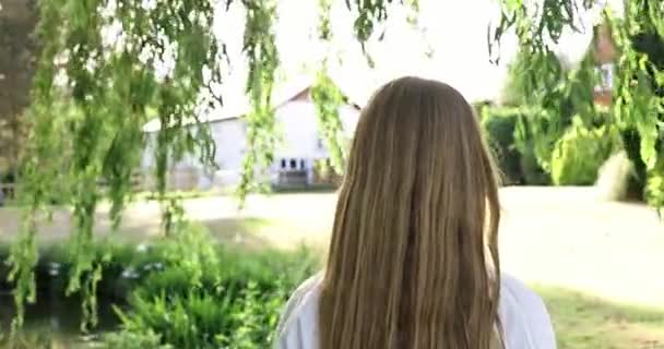 Gelukkig Meisje Zonnestralen Mooi Tienermeisje Met Prachtig Blond Haar Leuk — Stockvideo