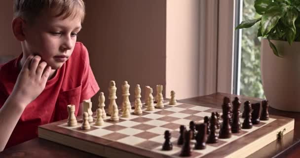 Genç Beyaz Çocuk Büyük Bir Satranç Tahtasında Satranç Oynuyor Satranç — Stok video