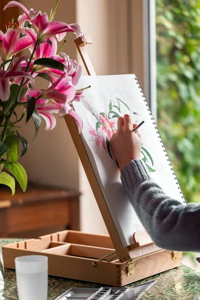 Young Left Handed Girl Painting Still Life Flowers Purple Lilies — Stock Photo, Image