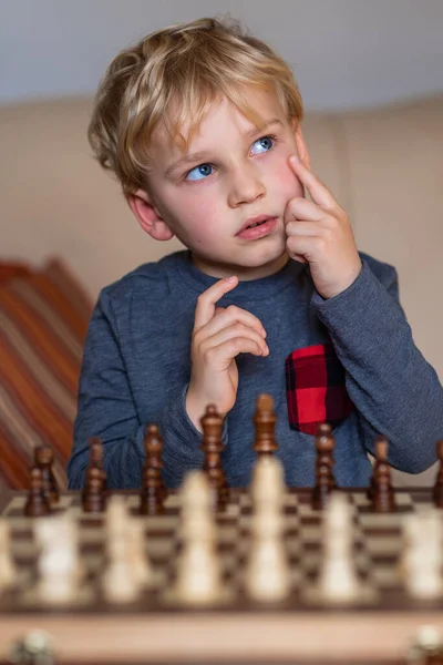 Malé Dítě Let Hraje Šachovou Partii Velké Šachovnici Šachovnice Stole — Stock fotografie