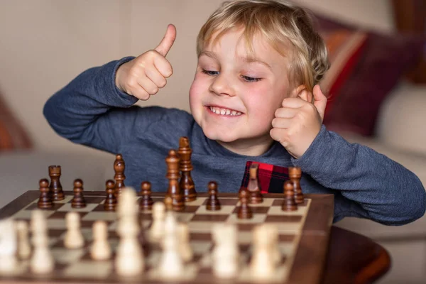 Küçük Çocuk Yaşında Büyük Bir Satranç Tahtasında Satranç Oynuyor Satranç — Stok fotoğraf