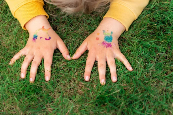 Shimmering Sparkling Glitter Tattoo Child Hand Birthday Party Body Art — Stock Photo, Image