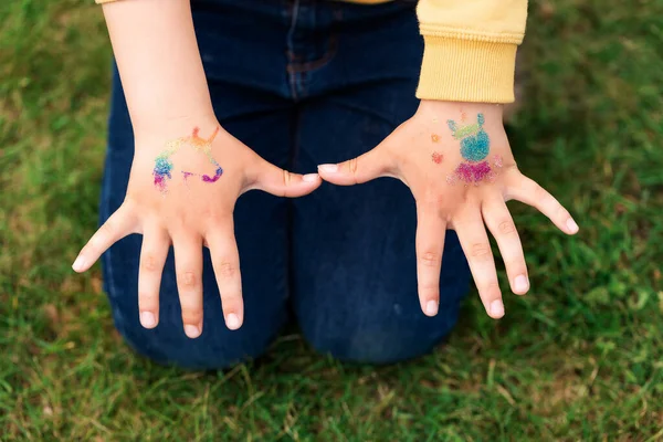 Skimrande Glitter Tatuering Ett Barns Hand Födelsedagsfest Kroppskonst — Stockfoto