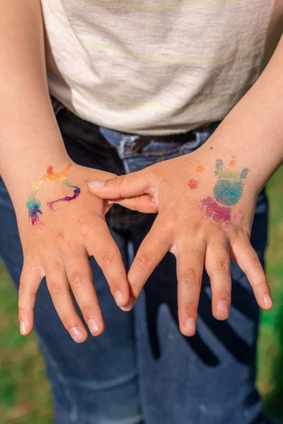 Brilhante Brilhante Brilhante Tatuagem Mão Uma Criança Uma Festa Aniversário — Fotografia de Stock