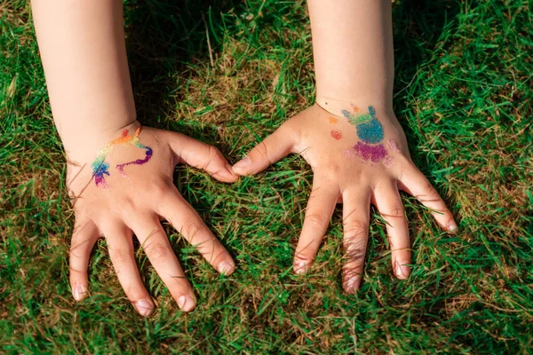 Λαμπερό Αστραφτερό Τατουάζ Γκλίτερ Στο Χέρι Ενός Παιδιού Πάρτι Γενεθλίων — Φωτογραφία Αρχείου