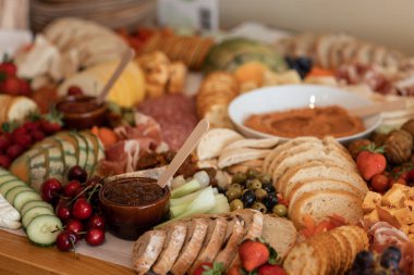 Lezzetli gurme yemek takımı parti için atıştırmalıklar. Yaratıcı yemek düzeni, yemek servisi. Parti yemeği ve atıştırmalıklar..