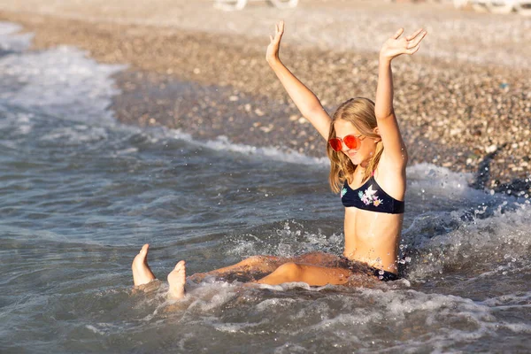 Adolescente Gafas Sol Rosadas Divirtiéndose Playa Mar Jugando Con Olas —  Fotos de Stock