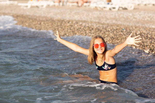 Pembe Güneş Gözlüklü Genç Kız Denizde Sahilde Eğleniyor Dalgalarla Sıçramalarıyla — Stok fotoğraf