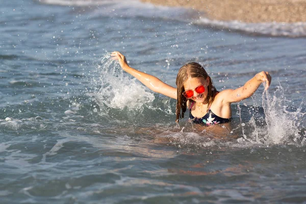 Tiener Meisje Roze Zonnebril Plezier Hebben Het Strand Zee Spelen — Stockfoto