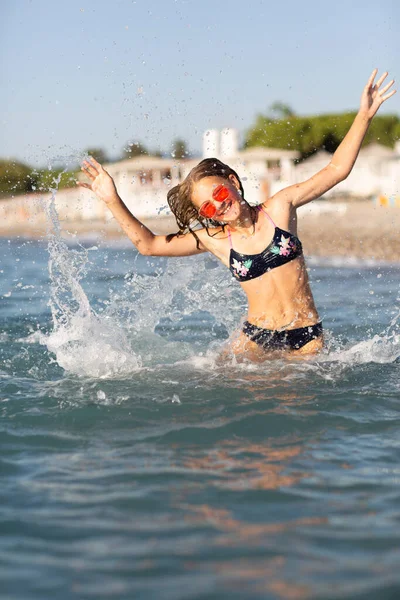 Ragazza Adolescente Occhiali Sole Rosa Divertirsi Sulla Spiaggia Mare Giocando — Foto Stock