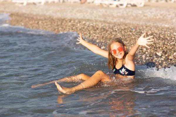Εφηβικό Κορίτσι Ροζ Γυαλιά Ηλίου Που Διασκεδάζει Στην Παραλία Της Φωτογραφία Αρχείου