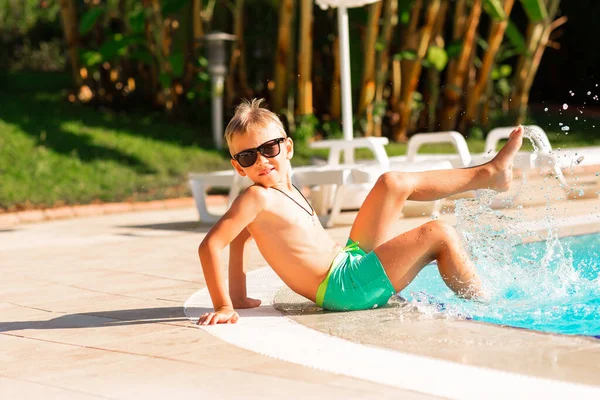 リゾートのプールで楽しい時間を過ごしている幸せな男の子 子供のための夏休みのコンセプト — ストック写真