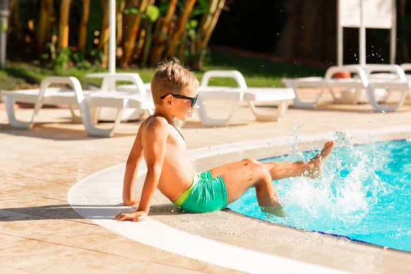 リゾートのプールで楽しい時間を過ごしている幸せな男の子 子供のための夏休みのコンセプト — ストック写真