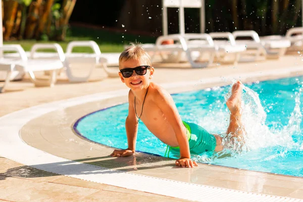Feliz Niño Divirtiéndose Piscina Del Resort Vacaciones Verano Para Niños — Foto de Stock