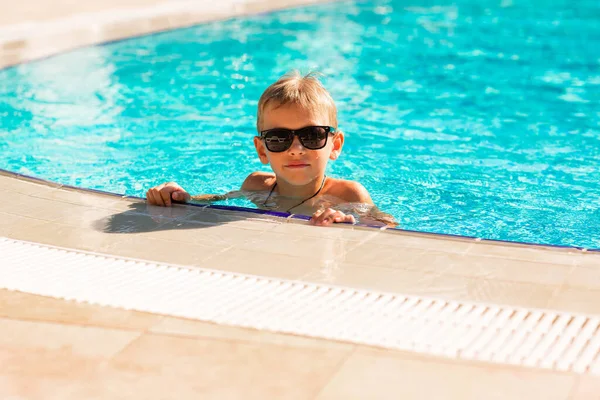 快乐的小男孩在度假胜地的游泳池里玩得很开心 儿童暑假的概念 — 图库照片