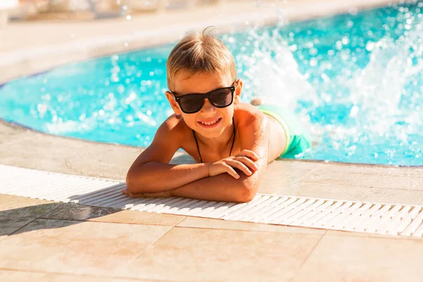 Rapazinho Feliz Divertir Piscina Resort Férias Verão Para Conceito Crianças — Fotografia de Stock