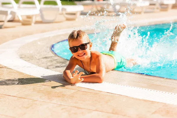 Ragazzino Felice Che Diverte Piscina Resort Vacanze Estive Bambini Concetto — Foto Stock